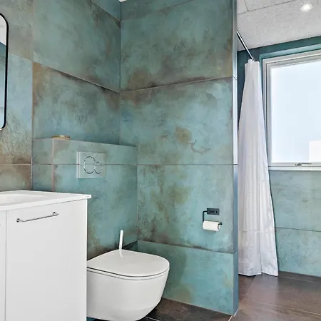 5 Bedroom Beautiful In *