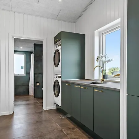 5 Bedroom Beautiful In Holiday home *