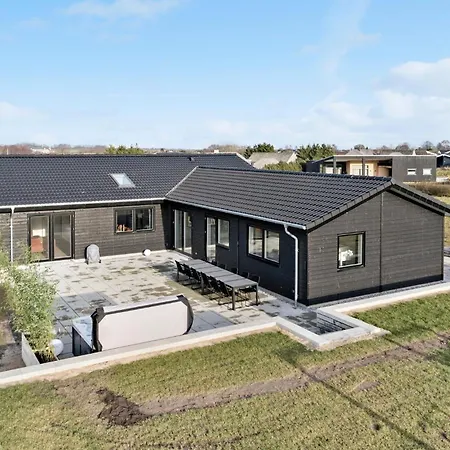 5 Bedroom Beautiful In